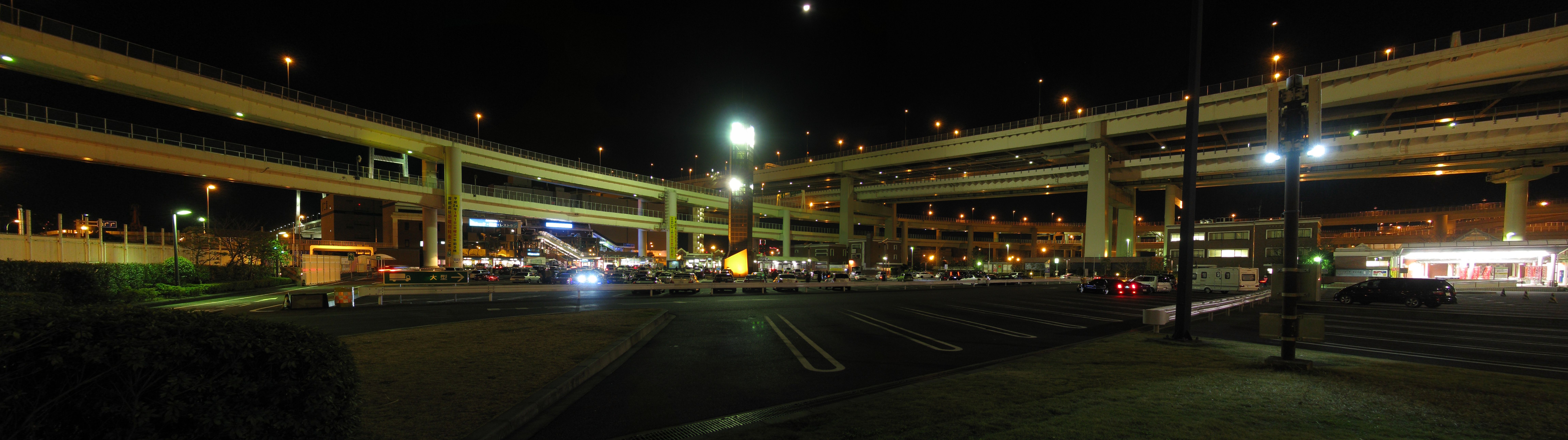 Daikoku PA de nuit sous les échangeurs autoroutiers