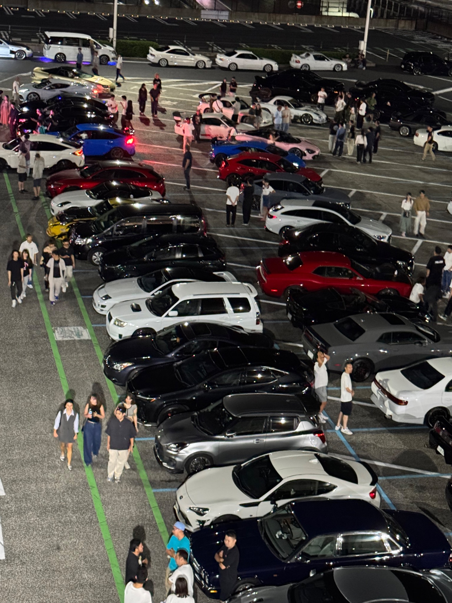 Rassemblement nocturne de voitures japonaises à Umihotaru